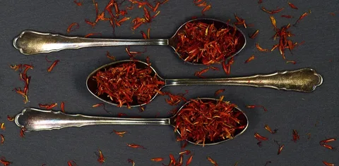 تصویر 2 از زعفران ممتاز طبیعی با بسته‌ بندی شکیل و استاندارد برای مصرف خانگی و کادویی